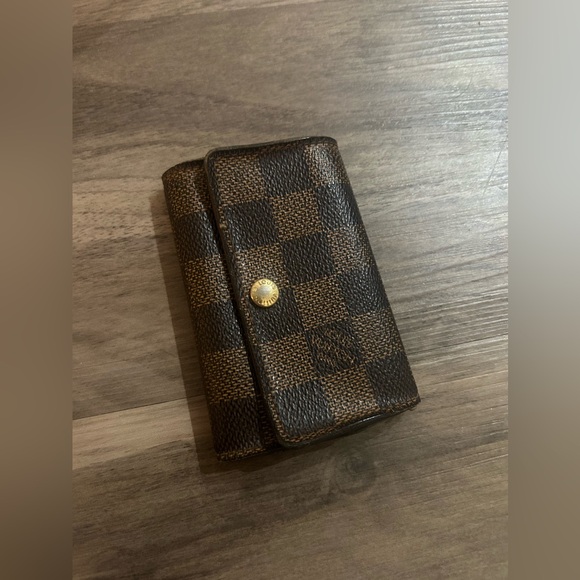 LV Damier Ebene Multicles 6 Key Holder - Picture 2 of 7
